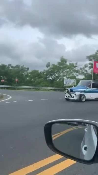 Ma&ntilde;ana son las primarias en Puerto Rico y como siempre, los ciudadanos y los pol&iacute;ticos hacen caravanas de campa&ntilde;a pol&iacute;tica. Uno no se aburre viviendo aqu&iacute;. (TW Source: @Charlatan001)