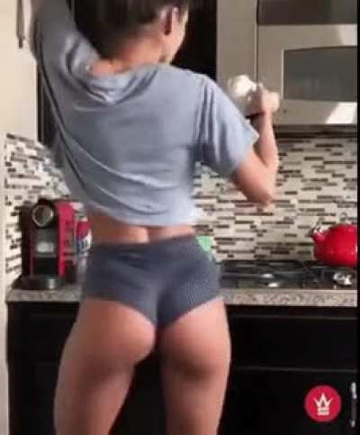 Sommer Ray&rsquo;s jiggling ass and cleavage