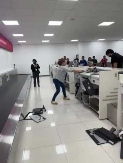 Mujer desquiciada causa destrozos en el Aeropuerto Internacional de la Ciudad de M&Atilde;&copy;xico, posteriormente fue detenida. 