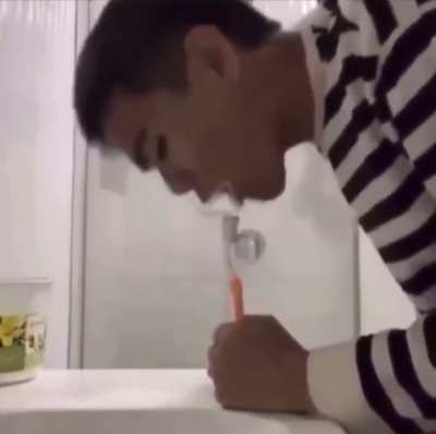 Drake the type of dude to brush his teeth like this in the morning