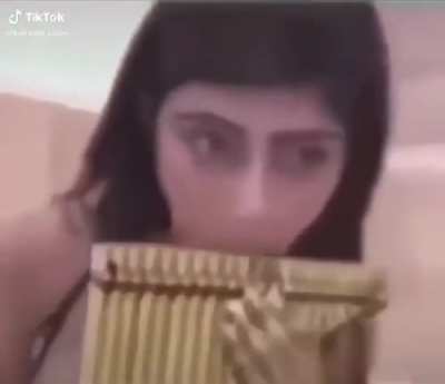 "Lebanese woman plays flute using only one hand!"