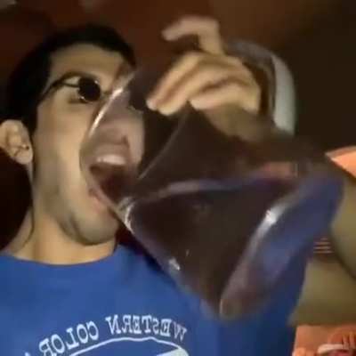 Tradu&ccedil;&atilde;o: n&atilde;o posso falar agora. Estou fazendo mijo!
