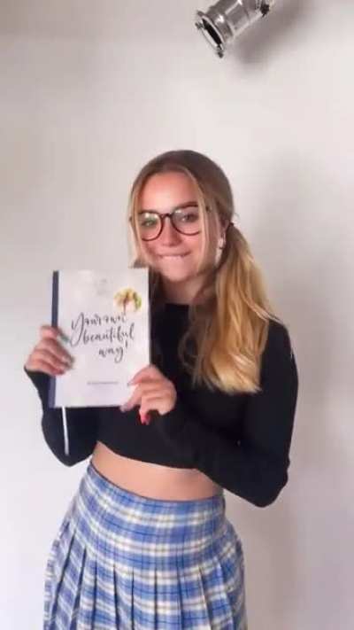 Julia Beautx als Nerd&hellip; Instagram Reel 20.08.22