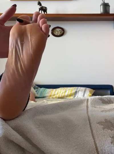 Poor boy oiled and tickled feet by terribles friend&rsquo;s black nails..🥵😈 Full video on telegram. 🔞🎥