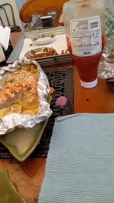 Выпрашивает табаско