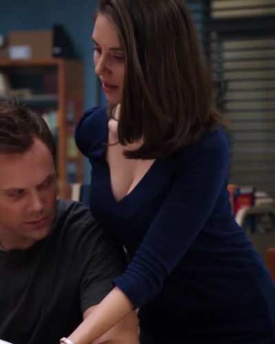 Alison Brie cleavage tease 🥵