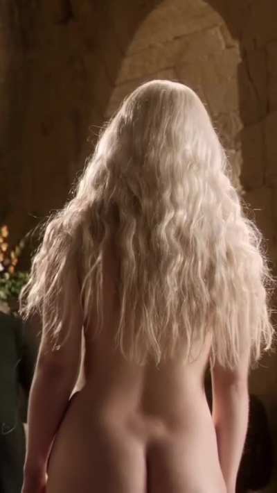 Emilia Clarke's boob jiggle makes me so hard