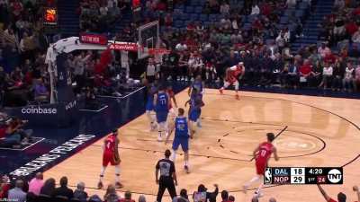 [Highlight] CJ McCollum freezes Reggie Bullock with the handle and breaks free for the lay up