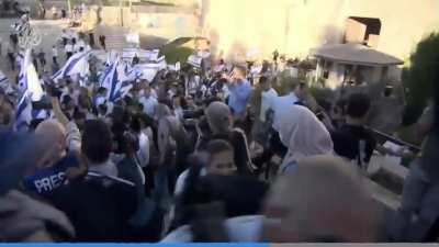 Woman raises Palestinian flag and gets immediately attacked by Israeli police, today