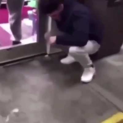 Boxer confronts sisters harasser/abuser, breaks his ribs with a body shot
