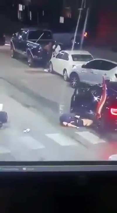 Нормально так в Америке День отмены рабства празднуют - вытаскивает белых из машин и расстреливают. Хорошо погуляли.
