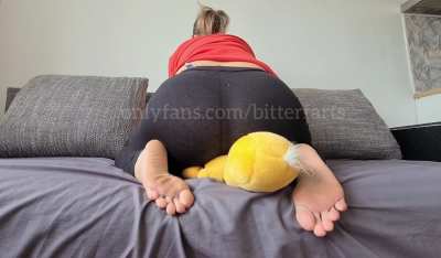 Would you like to be between Mama's feet?😏