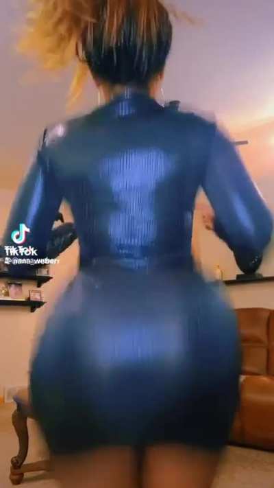 Big booty clapping