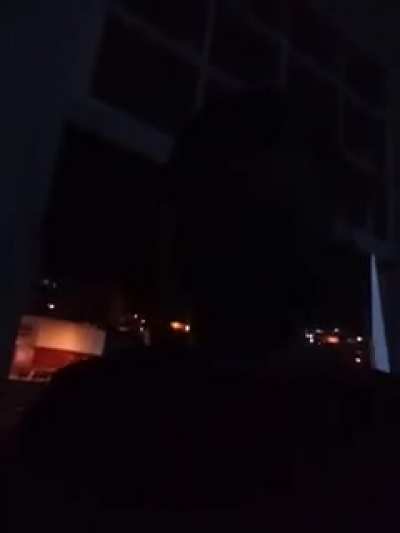 - N&atilde;o faz barulho, tem gente em casa