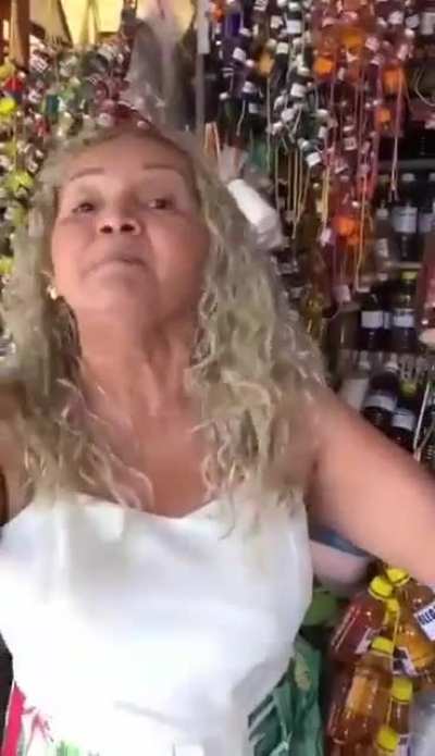 T&ocirc; vendendo ervas que aliviam e temperam.