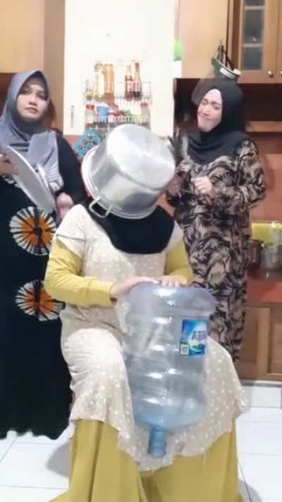 Сдерживая смех играли музыкантки...