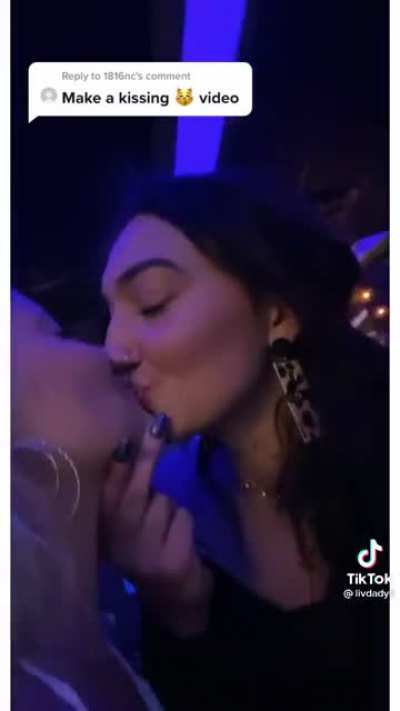 kissing liv