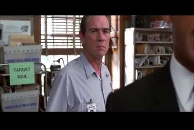 Acalorada discusi&oacute;n ente el agente J y Mafe Walker en Men in Black