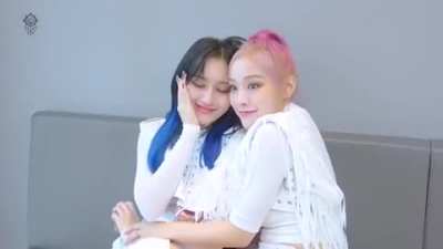 Siyeon and Gahyeon realise they're being filmed