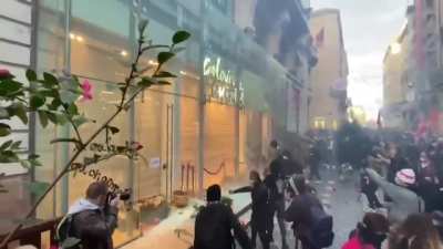 R&eacute;ouverture des magasins, les galeries Lafayette prises d'assaut.