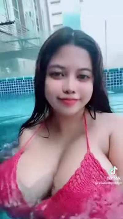 Babym<wbr>elon6<wbr>9’s huge boobs bouncing in bikini in pool