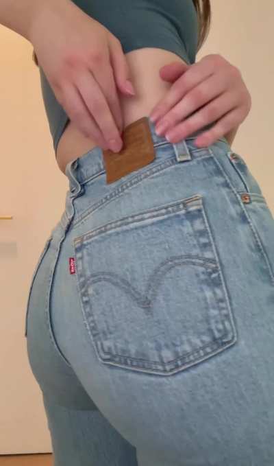 I bet you&rsquo;d love to run your hands all over my ass in Levi&rsquo;s 