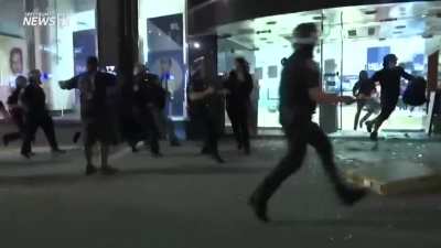 Police show up to a best buy which is being looted in NYC