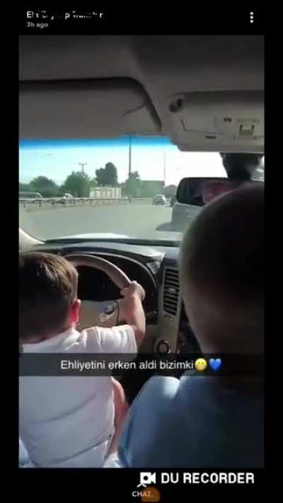 Beş yaşındaki &ccedil;ocuğa otoyolda direksiyonu veren mallar