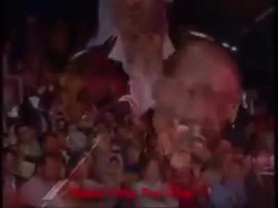 Neşet Baba, t&uuml;rk&uuml;s&uuml;ne sal&ccedil;a olan amk mağara adamı iboya "be amına kodumun evladı,ben de bilirim y&uuml;ksek sesle okumasını, bu t&uuml;rk&uuml; d&uuml;ş&uuml;k tonda s&ouml;ylenir cahil orospu evladı!" diyor.