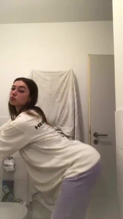 Jana Nell kleiner twerk
