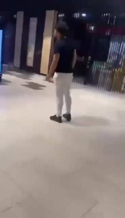 Couple eshays trying to fight a guy with a knife, one gets cut bad NSFW/L