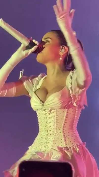 Her outfit is Amazing &amp;lt;3