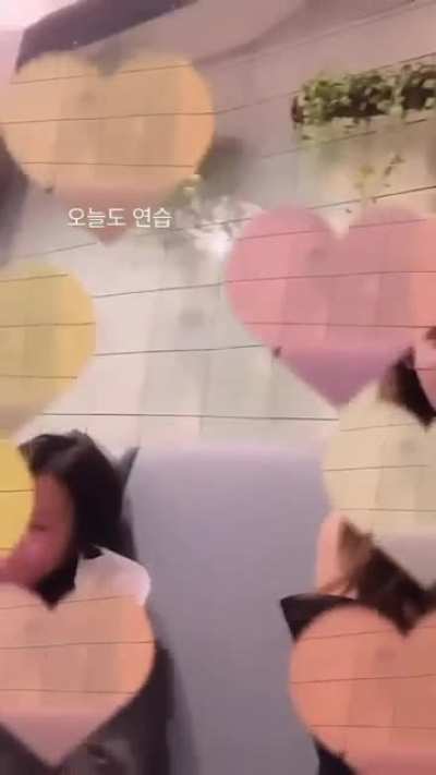 211210 Twicetagram Story Update - Nayeon with glasses playing with a heart filter