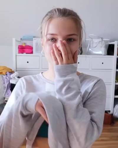 Wo wir gerade schon bei Bra peeks sind ... Video: &bdquo;Instagram Filter bestimmen 24h unser Leben&ldquo; GIF