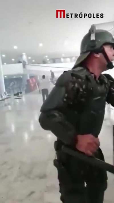 Coronel do Exército tenta impedir PM de prender vândalos no Planalto
