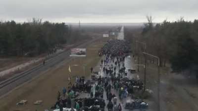 Absolute example of bravery again from Ukrainian unarmed civilians. People are preparing to block enormous column of russist vehicles and troops with their bare hands. These folks just have no fear! This nation is unbeatable!!!!