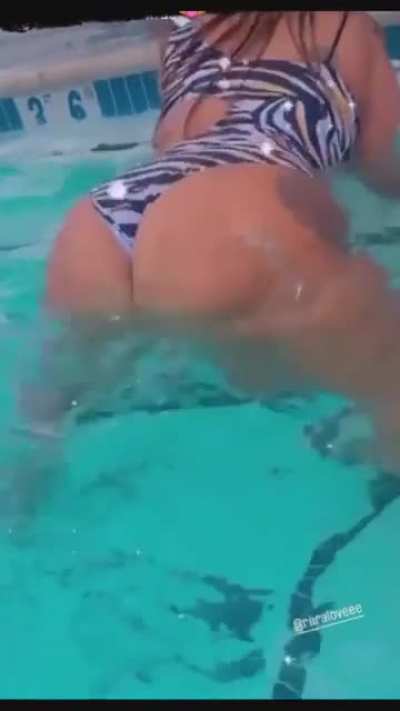 Watch her ass claps at the end, ig: raraloveee 😋