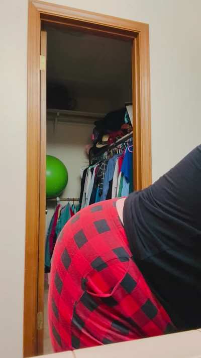 Your Bossy MILF&rsquo;s Farting Cheeks Just Let One RIP&hellip; Now Get Over Here &amp;amp; Inhale Every Last One, My Favorite Boy-Toy 🔥
