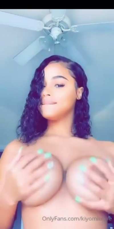 Sexy lightskin tittys