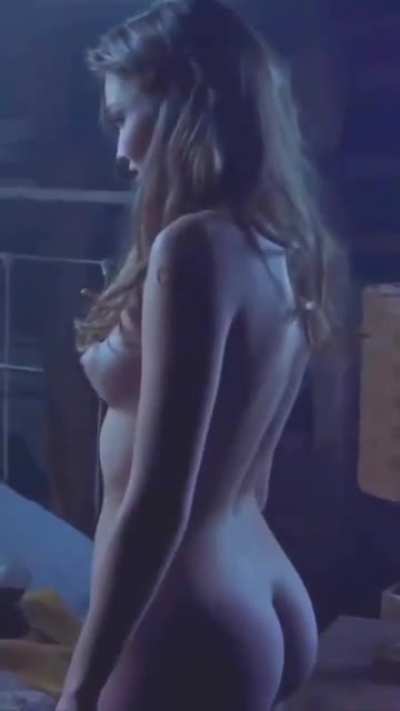Lili Simmons