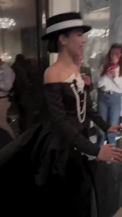 Hunter Schafer greeting Korean singer Jennie from BLACKPINK at the hotel, before heading to #MetGala2025 in New York.