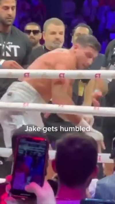 bro didn't expect to fight a guy in his age range 💀