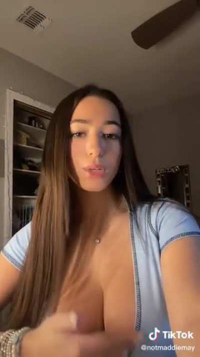 That cleavage tho 🤤