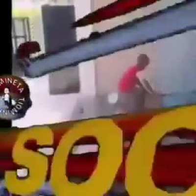 E morreu