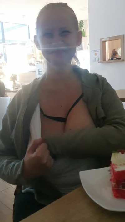 Very crowded has been this candy shop lately, it's hard to show your boobs without stress and I'm convinced that eventually I will be caught there. Heh
