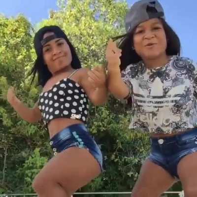 Anyones has a name for those beautiful midget fun size twins 👯&zwj;♀️?
