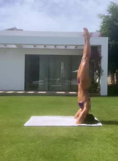 Dua  Lipa  - Yoga
