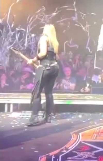 Nita Strauss ass in motion