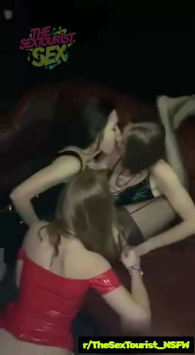 Buttplugged Lesbians Have a Pussy Licking Threesome @ the Nightclub‼️👯&zwj;♀️👯🪩🍾