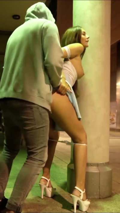 Quickie with a Tall Hottie Behind the Club